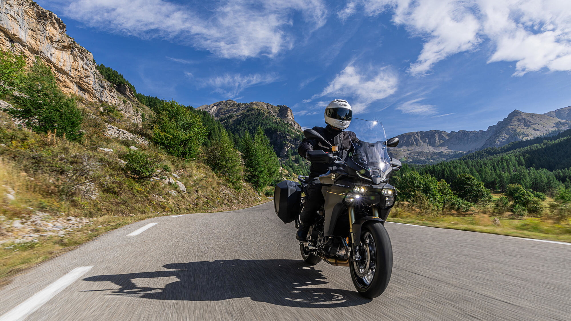 Vista lateral Yamaha Tracer 9, crossover de alta tecnología.