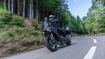 Yamaha Tracer 9 en dinámica, mostrando su perfil y diseño aerodinámico.