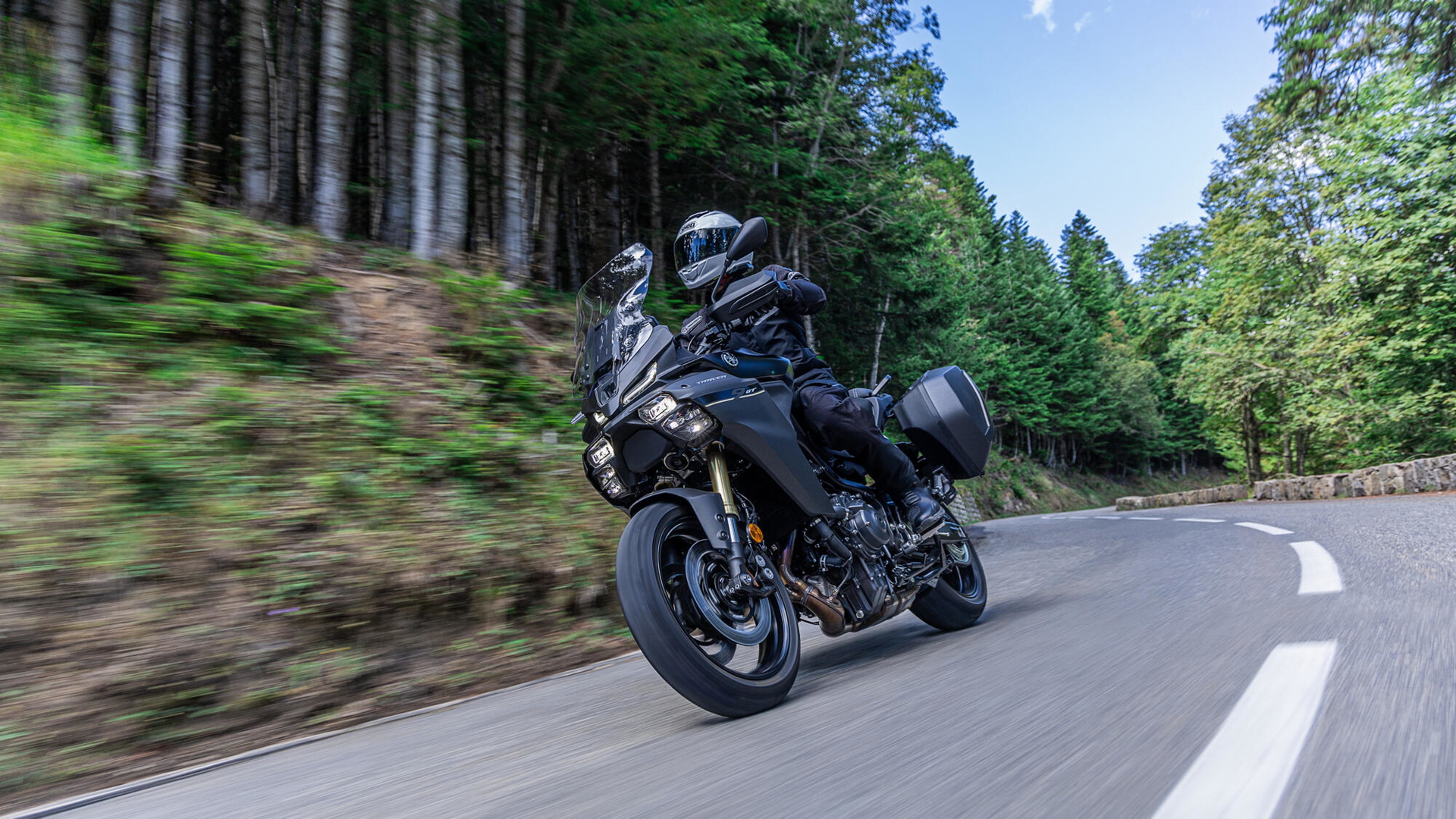 Yamaha Tracer 9 en dinámica, mostrando su perfil y diseño aerodinámico.