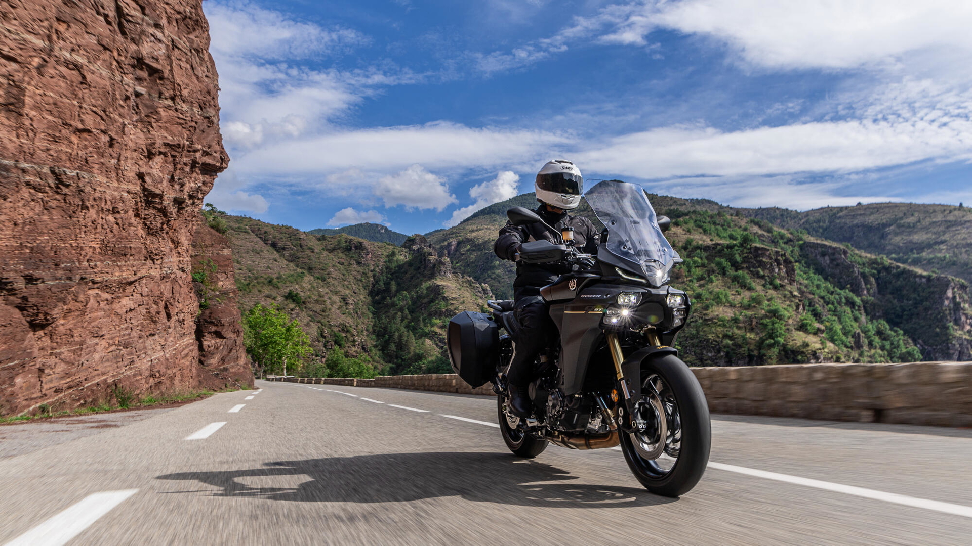 La Yamaha Tracer 9 2025 muestra su perfil aerodinámico en movimiento.