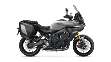 Vista lateral Yamaha Tracer 9 evidenciando su diseño deportivo y aerodinámico.