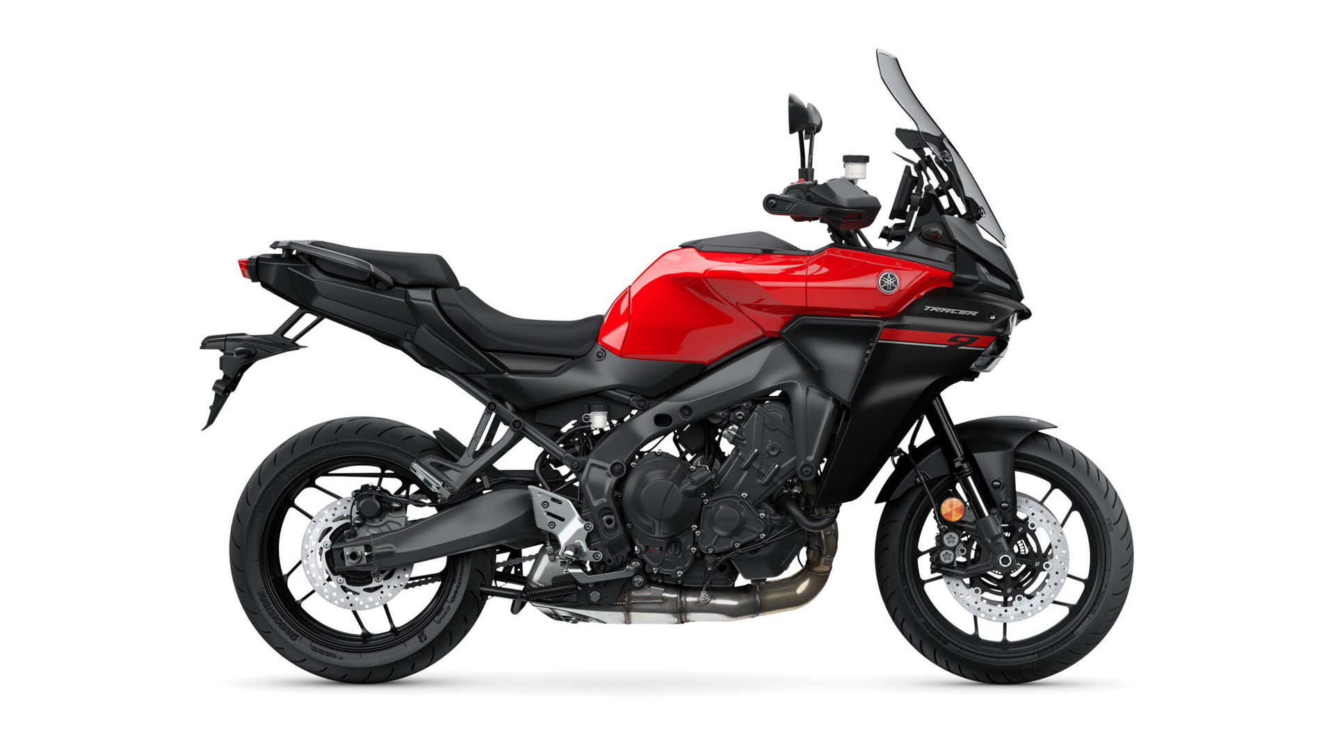 Vista lateral de la Yamaha Tracer 9, diseño deportivo y aerodinámico.