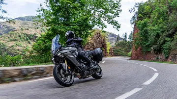 Crossover Yamaha Tracer 9 en acción, mostrando su agilidad y diseño innovador.