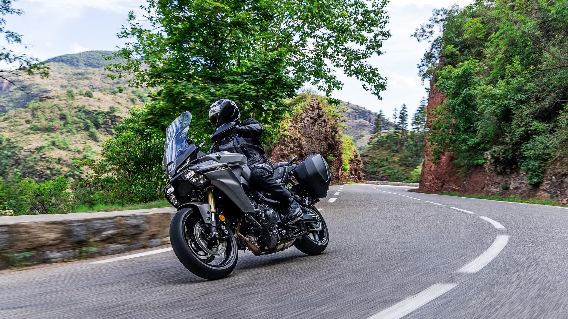 Crossover Yamaha Tracer 9 en acción, mostrando su agilidad y diseño innovador.