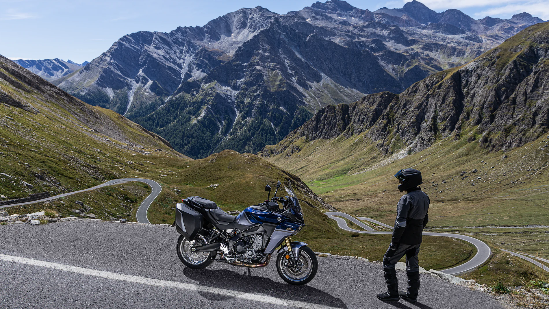 El Yamaha Tracer 9 MY 2025 posa imponente en carretera de montaña