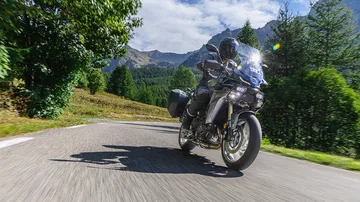 La Yamaha Tracer 9 MY 2025 luce impresionante, lista para devorar kilómetros.