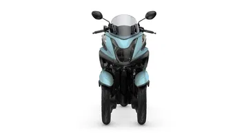 Vista frontal Yamaha Tricity 125 con diseño innovador y tres ruedas.