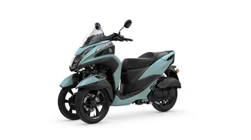 Vista lateral Yamaha Tricity 125, destacando su diseño de tres ruedas.