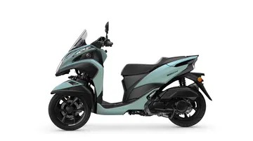 Vista lateral de Yamaha Tricity 125 MY 2024 con diseño compacto y tres ruedas.