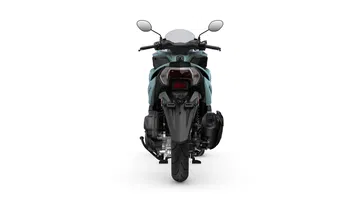 Vista frontal del Yamaha Tricity 125 MY 2024, destacando su doble rueda delantera.