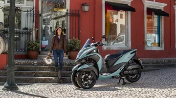 Vista lateral Yamaha Tricity 125, destacando su diseño de tres ruedas.