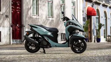 Vista lateral Yamaha Tricity 125, énfasis en su diseño de tres ruedas.