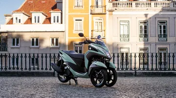 Vista lateral Yamaha Tricity 125, destacando su diseño de tres ruedas.