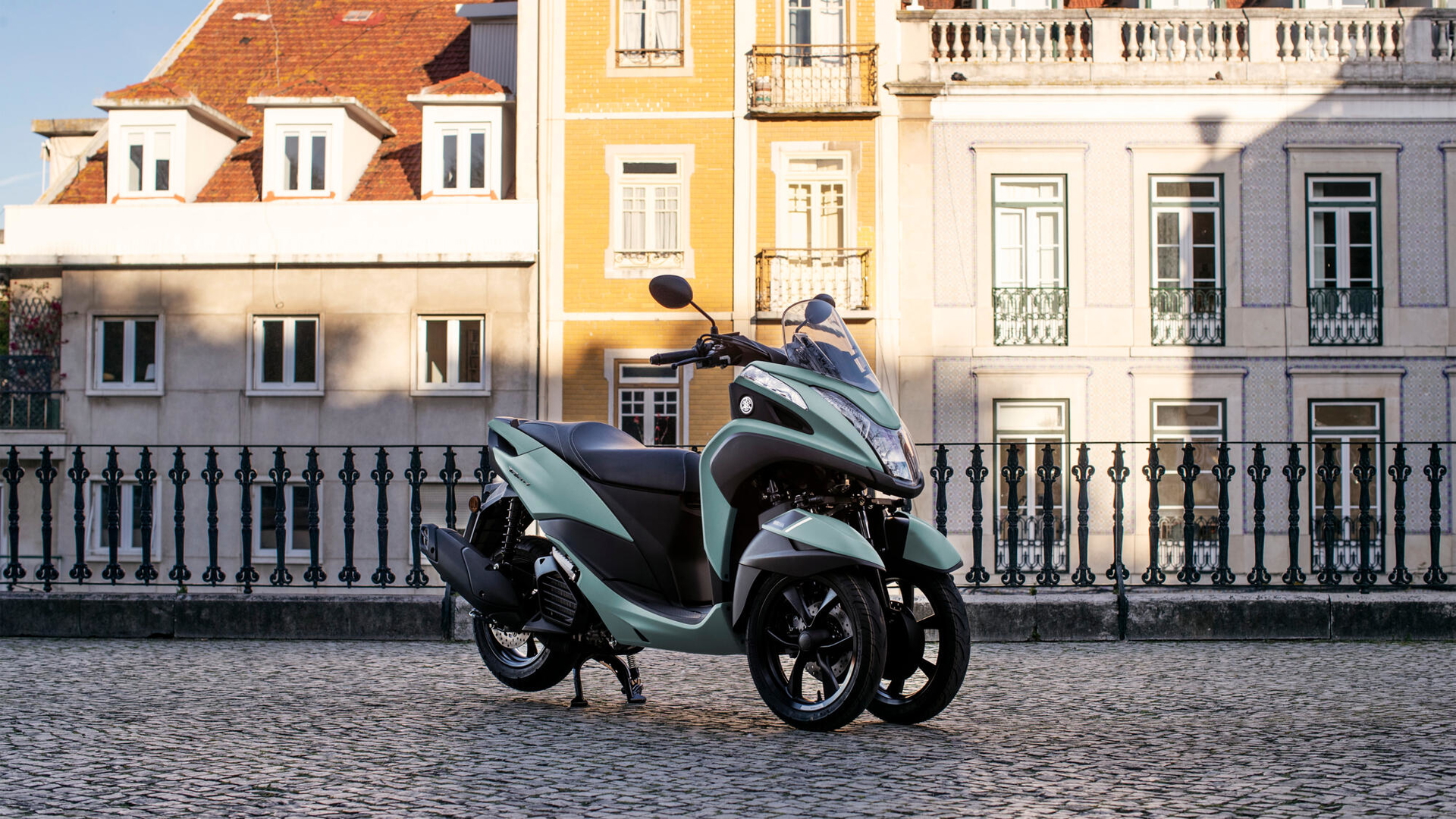 Vista lateral Yamaha Tricity 125, destacando su diseño de tres ruedas.