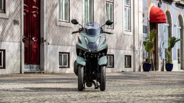 Vista frontal Yamaha Tricity 125, enfatizando su diseño práctico y único de tres ruedas.