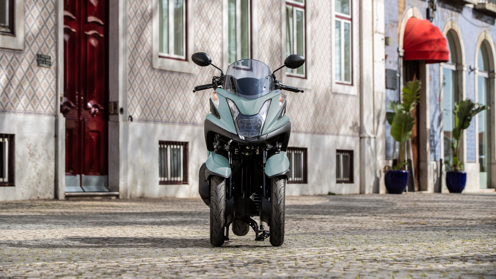 Vista frontal Yamaha Tricity 125, enfatizando su diseño práctico y único de tres ruedas.