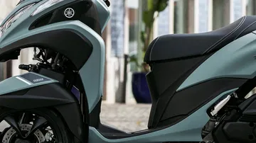 Vista lateral Yamaha Tricity 125, destaca su diseño trirueda innovador.