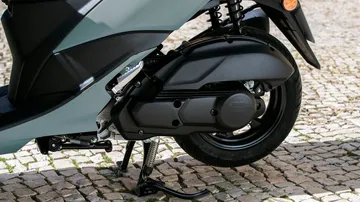 Vista lateral del innovador scooter Yamaha Tricity 125 con tres ruedas.