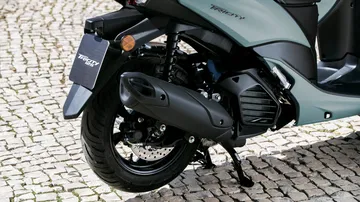 Vista delantera de la Yamaha Tricity 125, destacando su doble rueda frontal.
