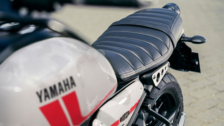 Vista lateral de la Yamaha XSR 125, destacando su diseño retro y elegancia.