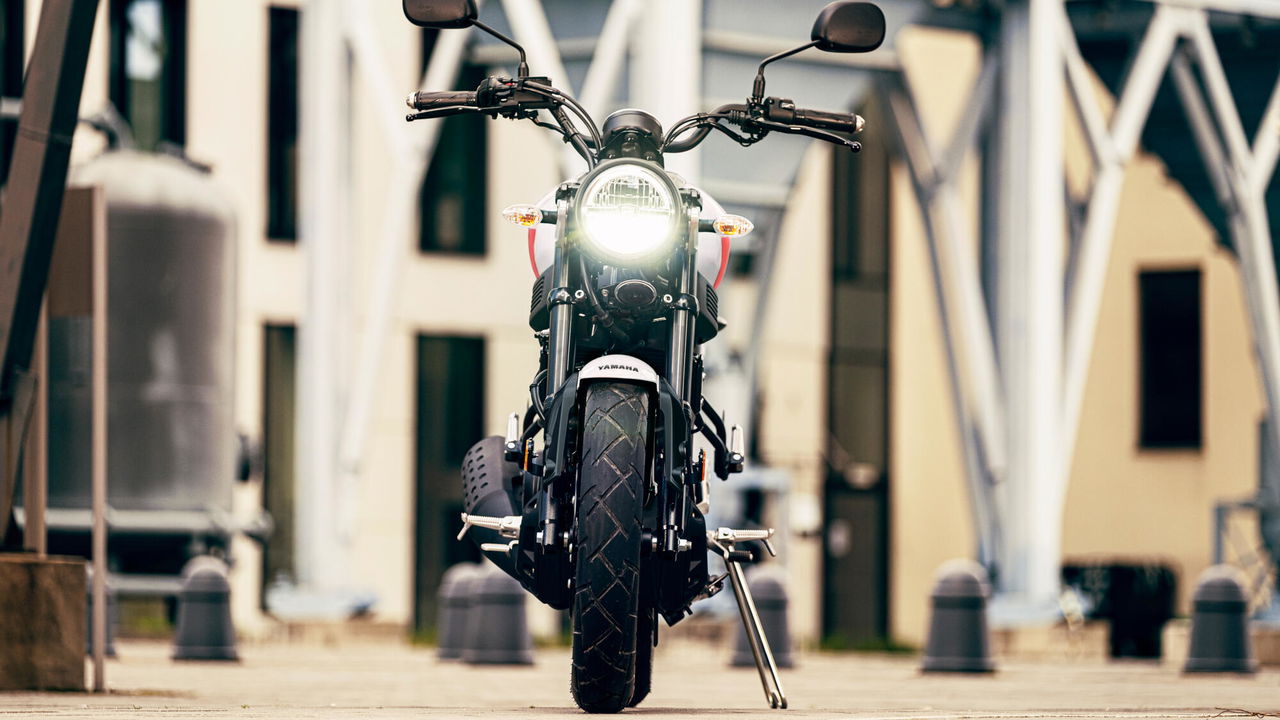 Moto Yamaha XSR 125 vista de frente, ideal para principiantes, eficiente y estilosa.