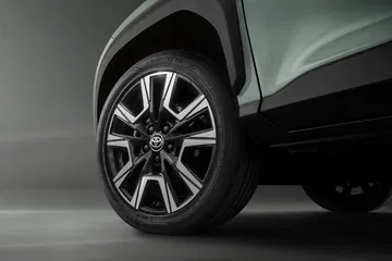 Vista innovadora al detalle del robusto Yaris Cross. Vista innovadora al detalle del robusto Yaris Cross.