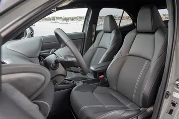 Vista lateral de los asientos del Yaris Cross Hybrid.