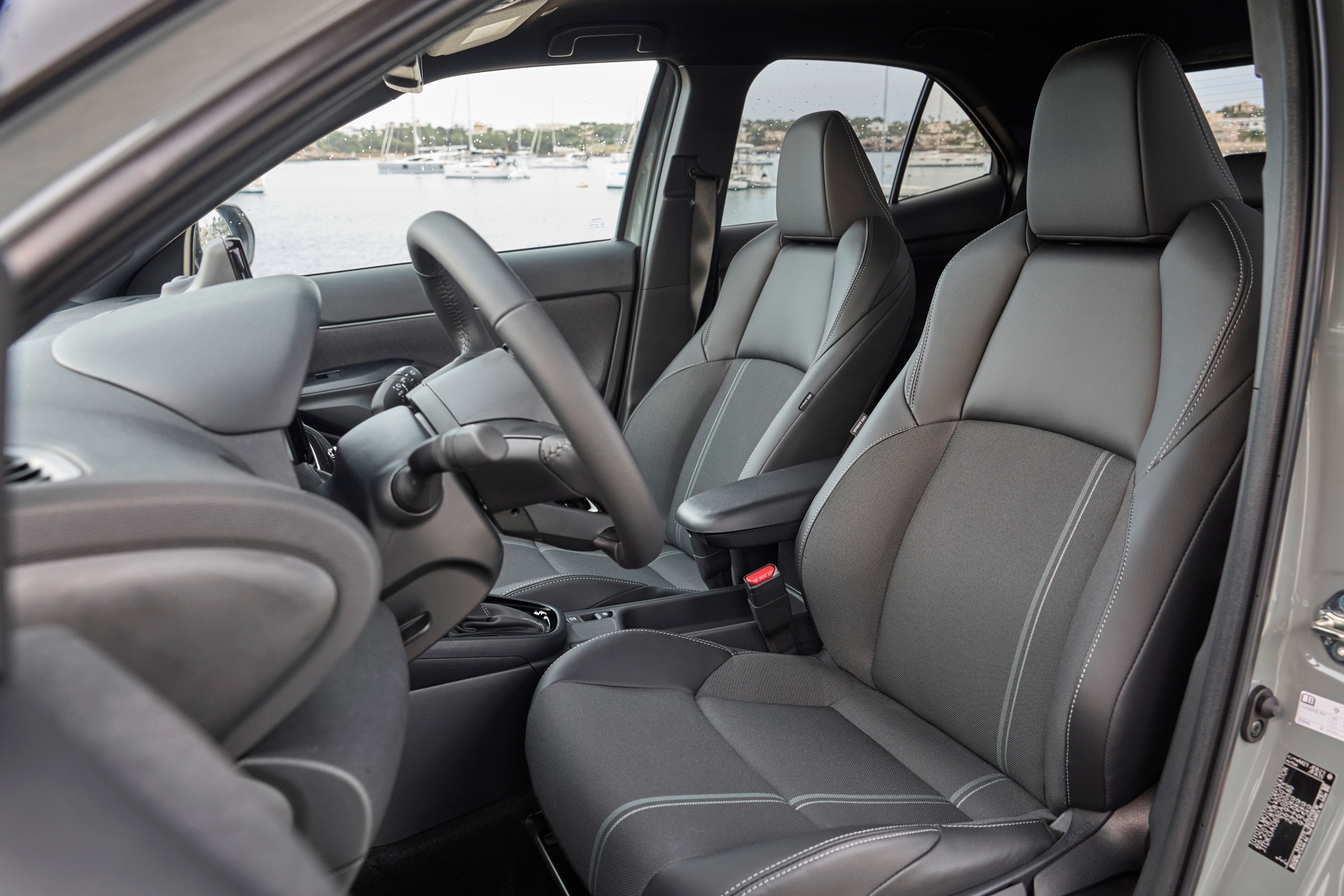 Vista lateral de los asientos del Yaris Cross Hybrid.