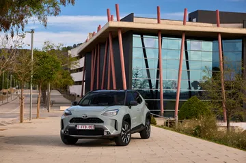 Toyota Yaris Cross Hybrid en acabado Urban Khaki.