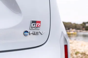 Vista del emblema GR SPORT y logo híbrido del Toyota Yaris Cross.