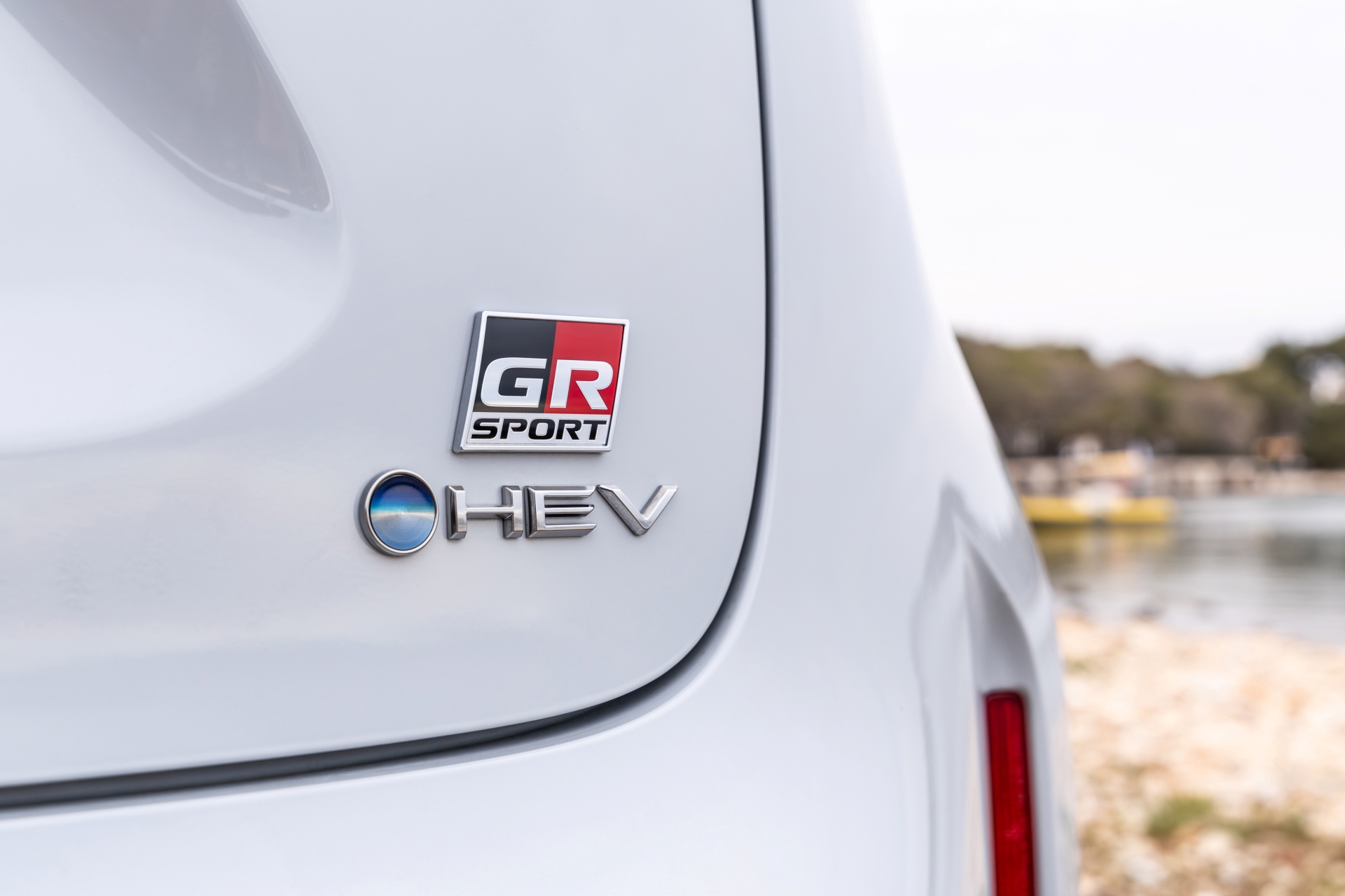 Vista del emblema GR SPORT y logo híbrido del Toyota Yaris Cross.