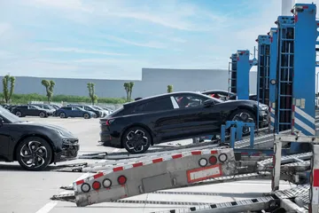 Llegada del ZEEKR 001 a Europa, mostrando su línea lateral y diseño distintivo.