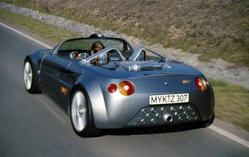 Vista dinámica de Zender 30-7 resaltando su diseño trasero y lateral.