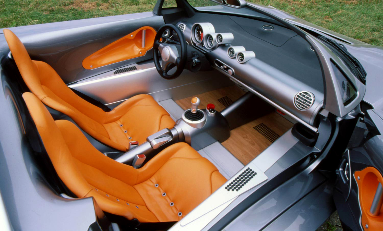 Vista de asientos de cuero en tonalidades cálidas con acabado de alta calidad.