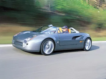 Perfil dinámico de un Zender 30-7 en movimiento, reflejando diseño deportivo.