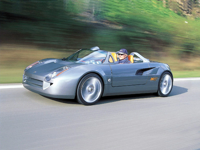 Perfil dinámico de un Zender 30-7 en movimiento, reflejando diseño deportivo.