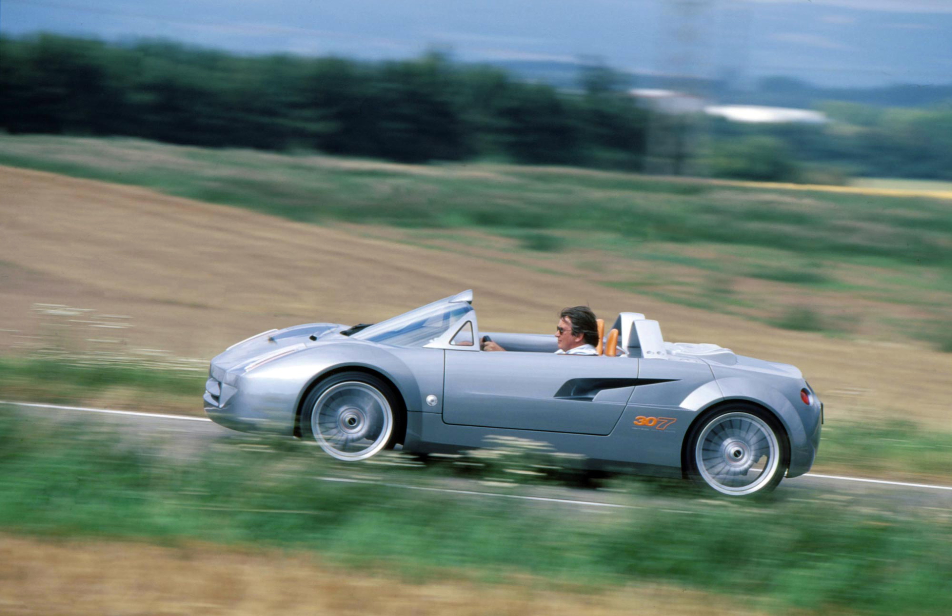 Vista dinámica del Zender 30-7 mostrando su perfil lateral en movimiento.