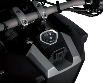 Vista detallada de un motor, enfocando en la ingeniería y diseño.