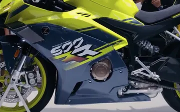 Vista lateral que muestra el diseño aerodinámico de la nueva RR de 500 cc.