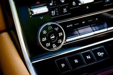 Control de tracción y modos de conducción del SUV, destacando su tecnología avanzada.