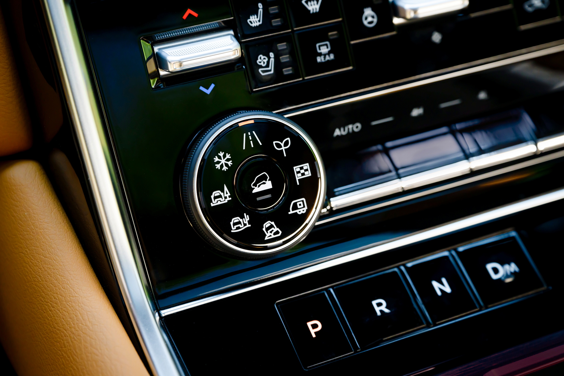 Control de tracción y modos de conducción del SUV, destacando su tecnología avanzada.