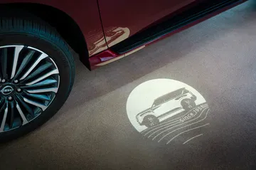 Proyección de imagen del Nissan Armada en el suelo, mostrando su silueta. Ideal para destacar su diseño robusto.