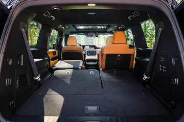 Amplio maletero del Nissan Armada con asientos abatidos, ideal para aventuras.