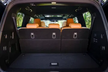 Amplio maletero del Nissan Armada, ideal para familia y aventura.