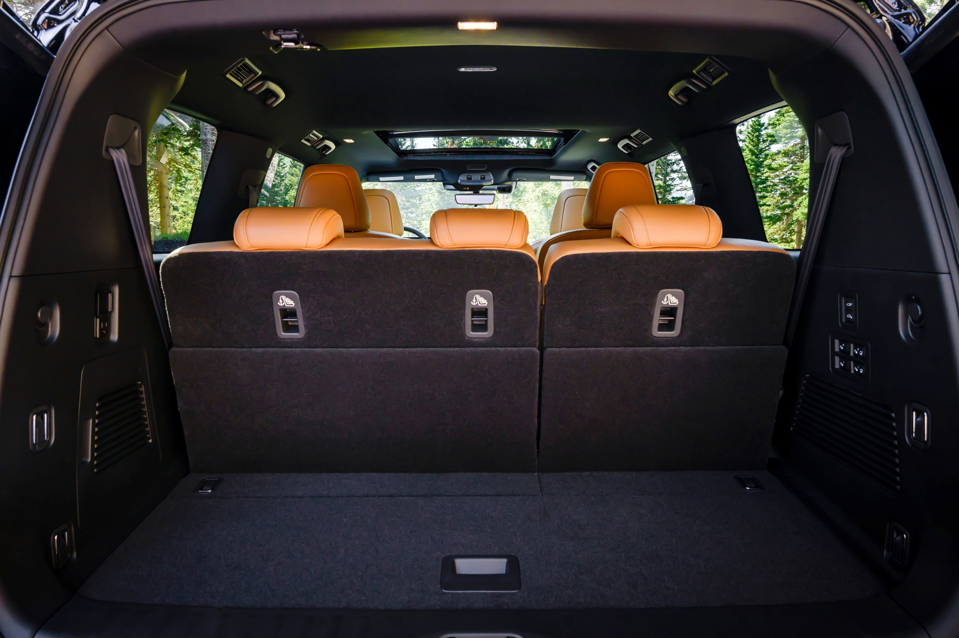 Amplio maletero del Nissan Armada, ideal para familia y aventura.
