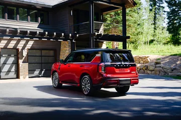 Es el SUV todoterreno definitivo de 7 plazas, ideal para aventuras. Su diseño robusto destaca en cualquier terreno.