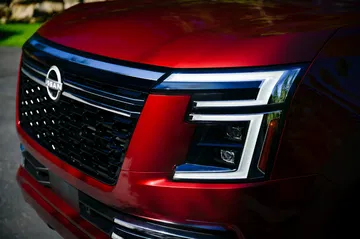 Vista frontal del imponente SUV con su diseño robusto y elegante.