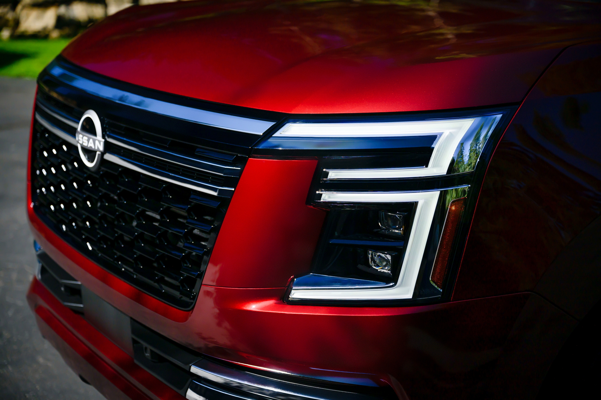 Vista frontal del imponente SUV con su diseño robusto y elegante.
