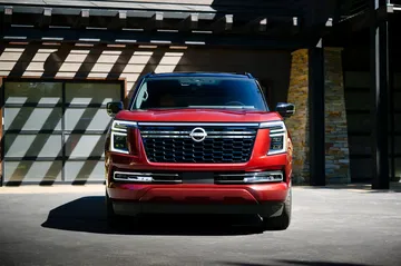 Frontal robusto del SUV Nissan Armada, ideal para terrenos difíciles.