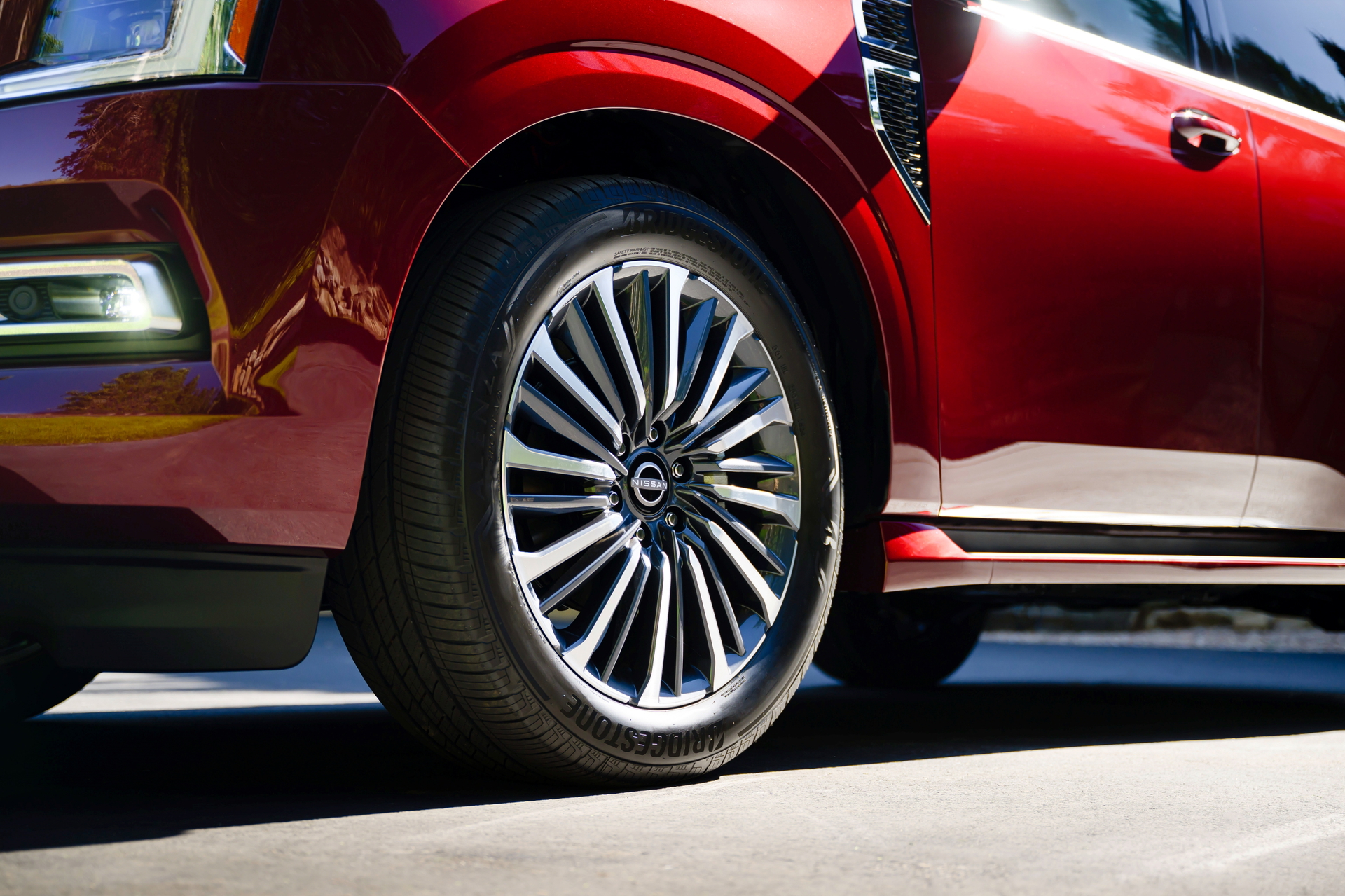Vista del elegante diseño de la llanta del Nissan Armada, perfecto para cualquier terreno.